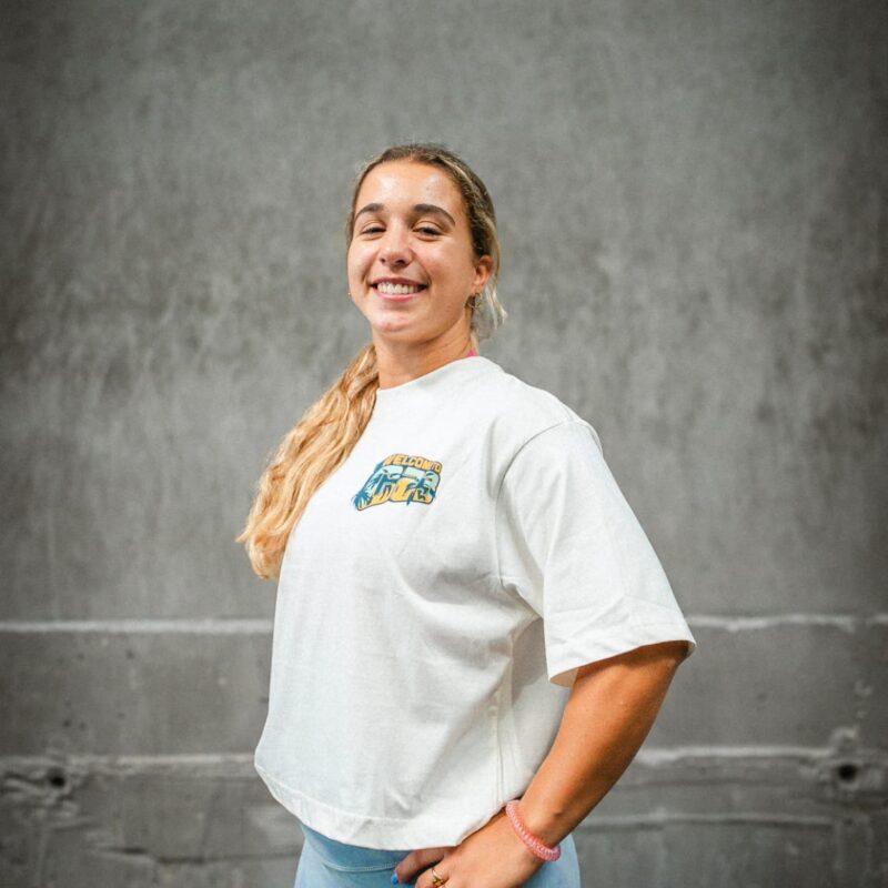 Camiseta crop top oversize beige “Welcome C23"